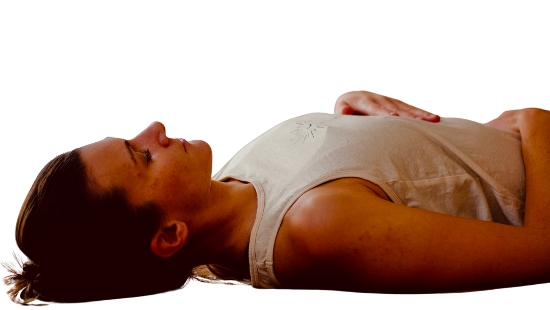 Rebecca Schröder im Yogaraum in Erding bei einer Meditation, autogenen Training oder progressiver Muskelentspannung im Liegen