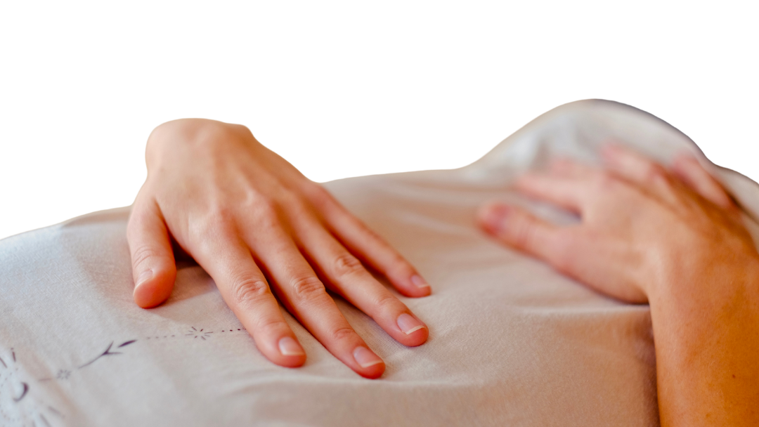 Rebecca Schröder legt die Hände auf die Brust und den Bauch für eine Meditationsübung / Atemübung nach dem Yogaunterricht in Erding